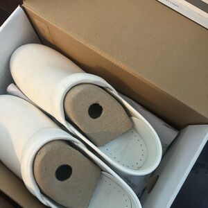 Dansko leather nursing shoes. Size 39. White. Worn once. Clogs